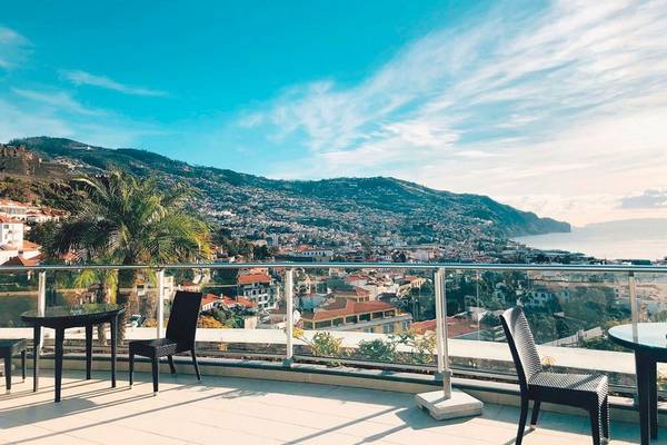 Aussicht von der Balkon des Views Baia Hotels mit Stadt und Meer im Hintergrund.