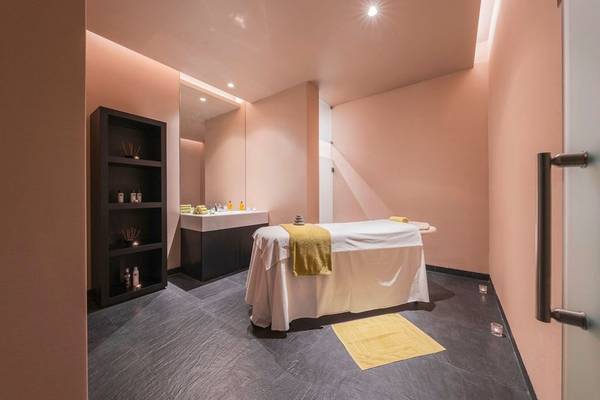 Behandlungsraum im Spa des The Views Baia Hotel, vorbereitet für eine Massage.