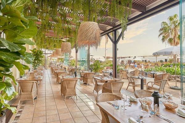 Außenbereich des Porto Santa Maria Hotels mit Tisch, Stühlen und Pflanzen