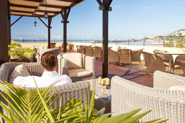 Ausblick von der Terrasse des Porto Santa Maria Hotels mit Blick auf das Meer.