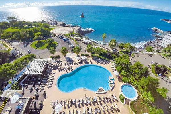 Luftaufnahme des Melia Madeira Mare Resort & Spa mit Swimmingpools und Blick auf das Meer.