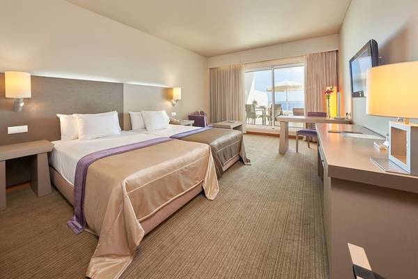 Hotelzimmer im Melia Madeira Mare Resort & Spa mit zwei Betten, Schreibtisch und Meerblick