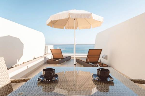 Terrasse im Melia Madeira Mare Resort & Spa mit Meerblick und Loungestühlen
