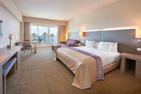 Hotelzimmer im Melia Madeira Mare Resort & Spa mit Seeblick, Bett, Schreibtisch und Terrasse