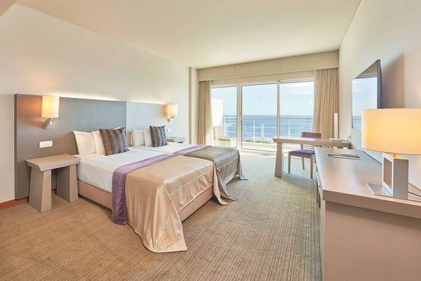 Hotelzimmer im Melia Madeira Mare Resort & Spa mit Blick auf das Meer.