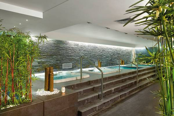 Außenpoolbereich des Melia Madeira Mare Resort & Spa mit zwei Whirlpools und Treppen.