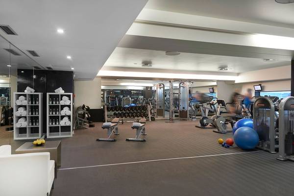 Fitness Center im Melia Madeira Mare Resort & Spa mit Geräten und Hanteln.