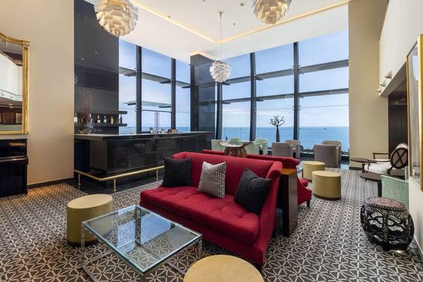 Innenbereich des Royal Savoy Hotels mit Bar, Blick auf das Meer.