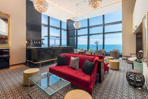 Innenansicht der Lobby im Royal Savoy Hotel mit Blick auf den Ozean