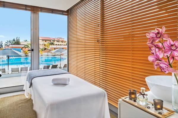 Spa-Behandlungsraum im Allegro Madeira Hotel mit Blick auf den Pool.