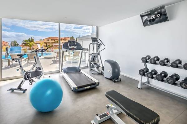 Fitnessbereich im Allegro Madeira Hotel mit Blick auf den Pool.