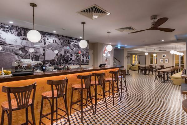 Innenansicht der Bar im Pestana Churchill Bay Hotel mit Barhockern und Fotowand.