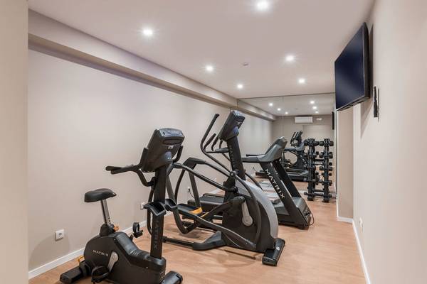 Fitnessraum im Pestana Churchill Bay Hotel mit Laufbändern und Crosstrainern.