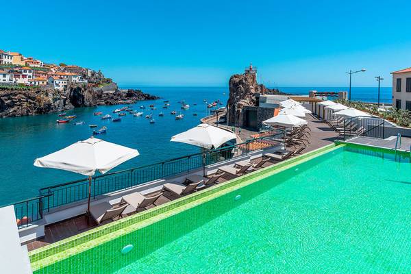 Pool auf der Dachterrasse des Pestana Churchill Bay Hotels mit Blick auf den Hafen
