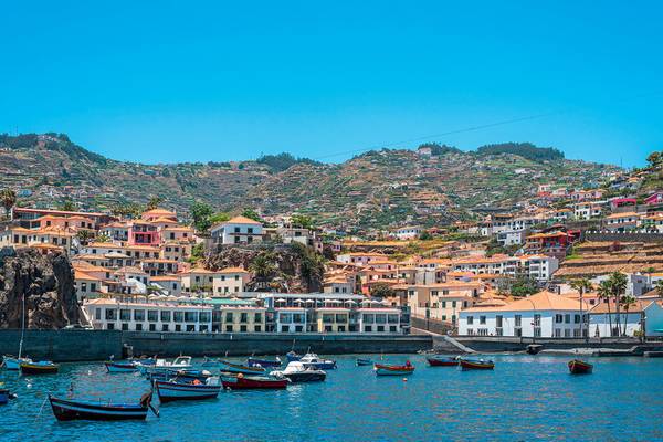 Marina und Stadtansicht des Pestana Churchill Bay Hotels auf Madeira.