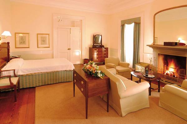 Hotelzimmer von Quinta da Bela Vista mit Bett, Sofa und Kamin.