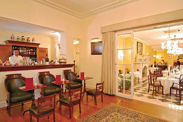 Barbereich im Hotel Quinta da Bela Vista mit Barkeeper, Möbeln und Inneneinrichtung.
