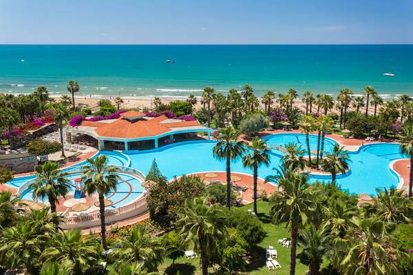 Luftaufnahme des Defne Star Hotels mit großem Swimmingpool und Meerblick.