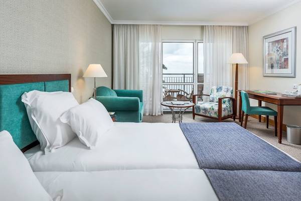 Doppelzimmer mit Balkon im Pestana Grand Premium Ocean Resort