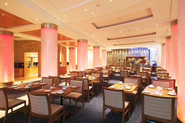 Innenansicht des Restaurants im Pestana Grand Premium Ocean Resort mit runden Säulen und blauen Bodenfliesen.
