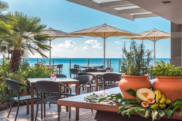 Außenterrasse des Pestana Carlton Madeira Hotels mit Blick auf das Meer.