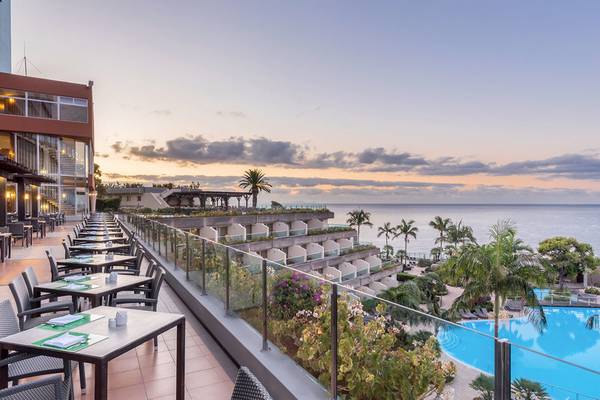 Aussicht von der Terrasse des Pestana Carlton Madeira Hotels auf den Ozean und den Pool.