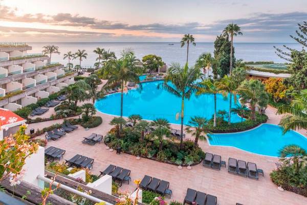 Ausblick auf den Pool und die Loungesessel des Pestana Carlton Madeira Hotels.