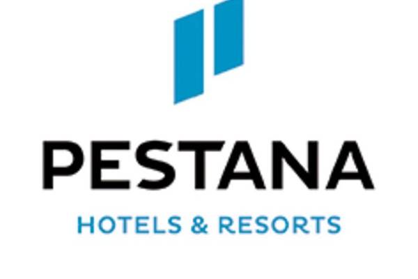 Logo von Pestana Hotels & Resorts mit zwei blauen Quadraten und dem Schriftzug Pestana in schwarz.
