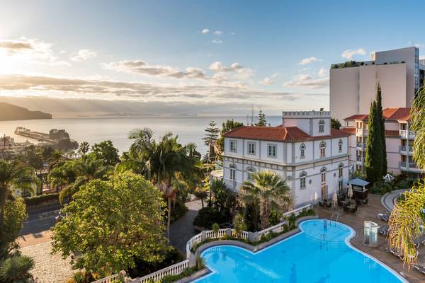 Luftaufnahme des Pestana Miramar Garten & Ocean Resorts mit Swimmingpool und Meerblick.