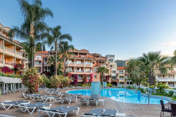 Außenpool mit Liegen und Sonnenschirmen neben dem Pestana Miramar Garden & Ocean Resort