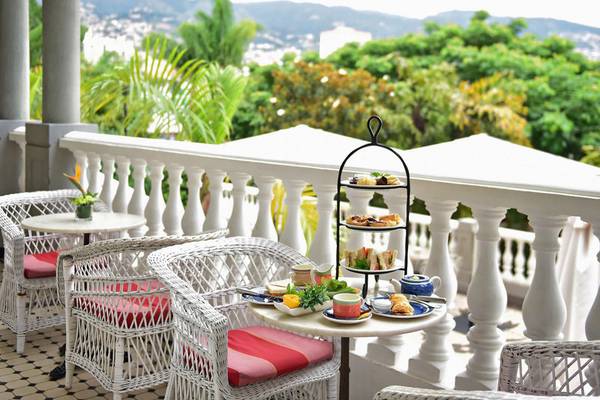 Balkon mit weißen Möbeln im Pestana Miramar Garden & Ocean Resort