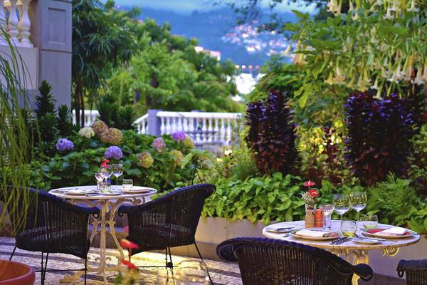 Terrasse des Pestana Miramar Garden & Ocean Resorts mit Blick auf den Garten und die Stadt.