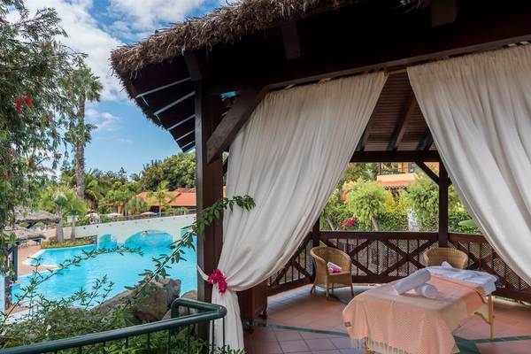 Außenbereich des Pestana Miramar Garden & Ocean Resort mit Blick auf den Pool.
