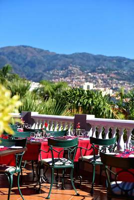 Außenterrasse des Pestana Miramar Garden & Ocean Resort mit Blick auf die Stadt.