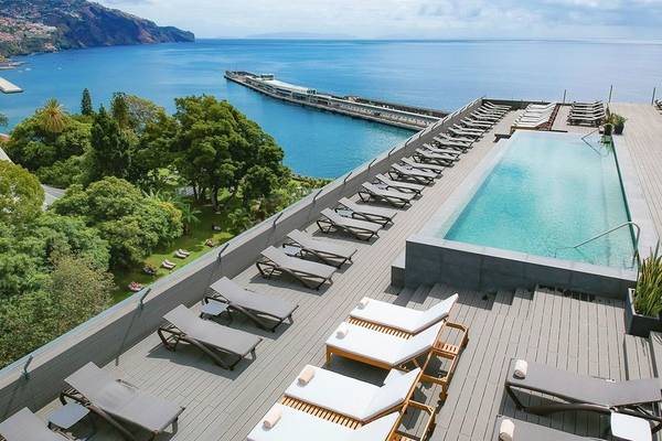 Dachterrasse des Pestana Casino Park Hotels mit Swimmingpool und Blick auf das Meer.
