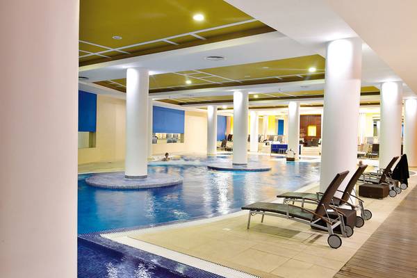 Innenpool des Pestana Casino Park Hotels mit weißen Säulen und blauem Wasser.