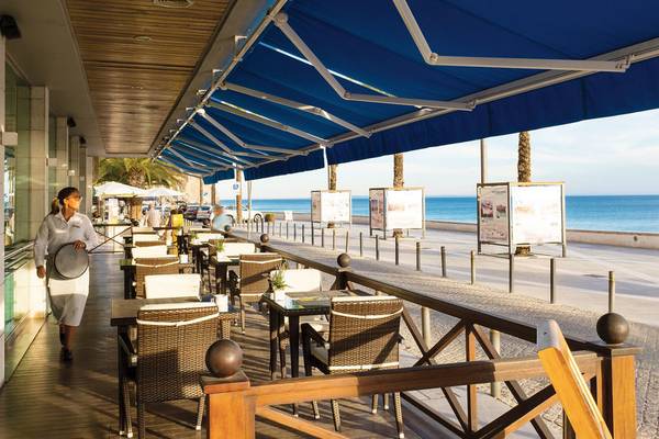 Außenterrasse des Pestana Casino Park Hotels mit Blick auf den Strand