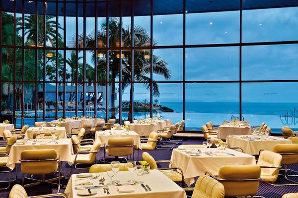 Innenraum des Restaurants im Pestana Casino Park Hotel mit Blick auf das Meer.