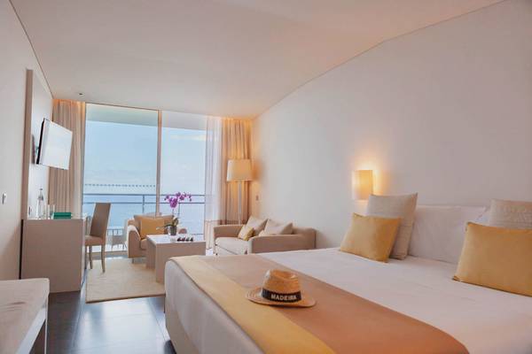 VidaMar Resort Hotel Madeira Zimmer mit Meerblick und modernem Interieur.