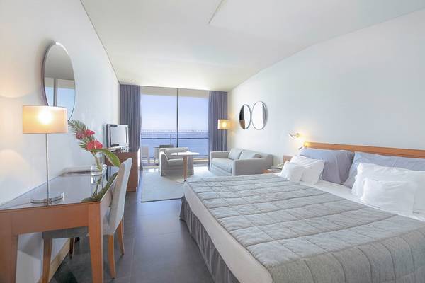 VidaMar Resort Hotel Madeira Zimmer mit Meerblick, Bett, Schreibtisch und Wohnzimmer