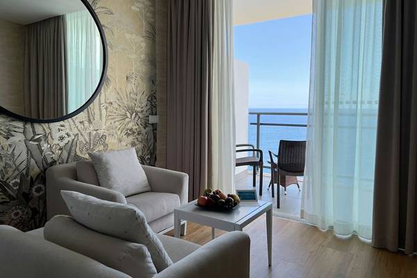VidaMar Resort Hotel Madeira Zimmer mit Balkon und Meerblick, Inneneinrichtung mit Möbeln und Obst auf Tisch