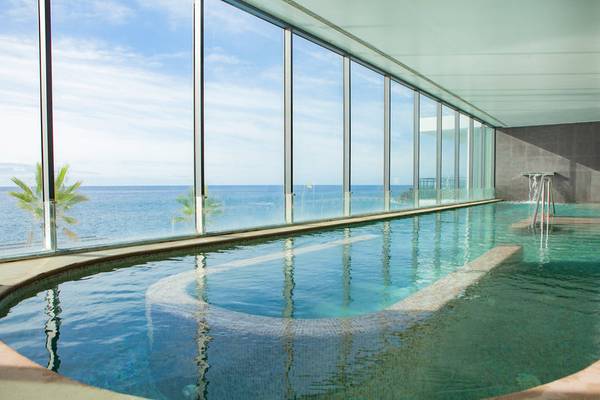 Innenpool des VidaMar Resort Hotel Madeira mit Blick auf das Meer