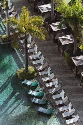 Luftaufnahme des Swimmingpools und der Loungestühle im Savoy Palace Hotel.