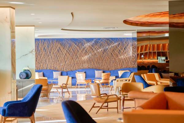 Lobby des Savoy Palace Hotels mit blauen Sofas und blauer Wandgestaltung.