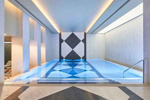 Innenpool des Savoy Palace Hotels mit geometrischen Mustern und blauem Wasser
