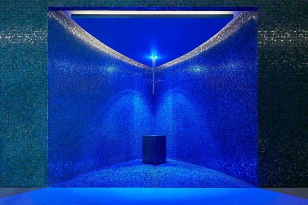 Blaue Sauna im Savoy Palace Hotel mit blauen Mosaikfliesen und einer Lichtquelle in der Mitte.