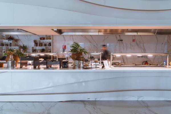 Rezeption des Savoy Palace Hotels mit Marmortheke und Pflanzen