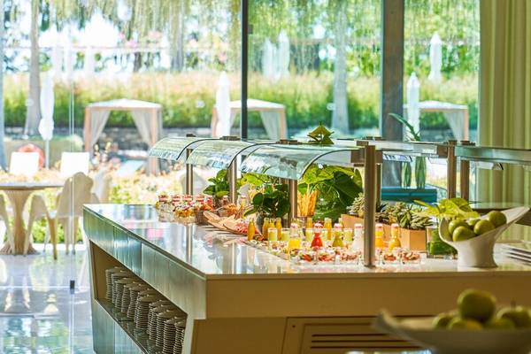 Frühstücksbuffet im Savoy Palace Hotel mit Blick auf den Garten.