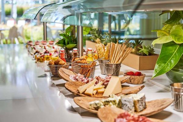 Buffet-Tisch im Savoy Palace Hotel mit einer Auswahl an Käse, Wurst, Brot und Früchten.