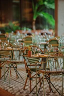 Restauranttisch im Savoy Palace Hotel mit grünen Stühlen und Weinläsern.